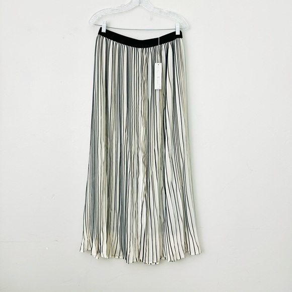 Zero Degrees Dresses & Skirts - Zero Degrees ivory & Black Pleated Maxi Skirt size medium